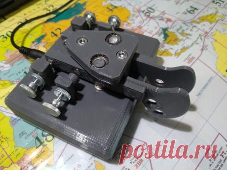 Двухрычажный телеграфный ключ Для передачи знаков азбуки Морзе есть разные типы ключей. Один из них ямбический. У него есть два ключа. Один ключ при замыкании выдает точки, второй тире. Причем работают они одновременно. Т.е. пока нажат ключ, идёт серия тире или точек. Таким образом оператору совершает меньше движений, и