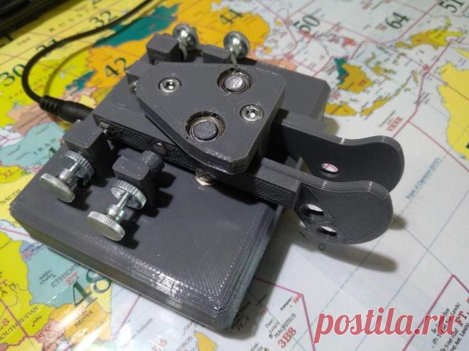 Двухрычажный телеграфный ключ Для передачи знаков азбуки Морзе есть разные типы ключей. Один из них ямбический. У него есть два ключа. Один ключ при замыкании выдает точки, второй тире. Причем работают они одновременно. Т.е. пока нажат ключ, идёт серия тире или точек. Таким образом оператору совершает меньше движений, и