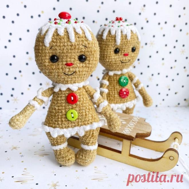 PDF Имбирные прянички крючком. FREE crochet pattern; Аmigurumi doll patterns. Амигуруми схемы и описания на русском. Вязаные игрушки и поделки своими руками #amimore - маленький пряничный человечек к Новому году, кукла, пупс, куколка, Рождество, печенье, печенька.