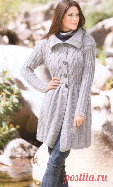 Пальто с отложным воротником на пуговицах рельефным узором и косами спицами – схемы с описанием вязания