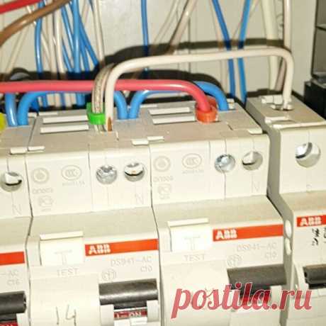 От некачественного монтажа до пожара один шаг! В дифавтомате закреплено два проводника разного сечения. Тот который тоньше, болтается и искрит из-за невозможности его затянуть.