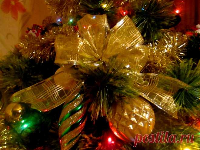 Пожелаю вам года 2017 нового

Не такого как прошлый сурового.

Чтоб забыли вы про все санкции,

Не пришли за капремонт квитанции.

Чтобы не была погода аномальная,

А зарплата чтоб достойная, нормальная.

Чтобы доллар и евро не дорожали,

А вас все любили и уважали.
