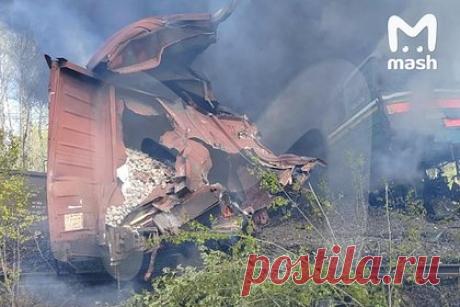 Пожар на месте подрыва железной дороги под Брянском локализовали. Пожар на месте подрыва железной дороги в Брянской области, вызвавший сход грузового поезда с рельсов, локализован. Об этом сообщает телеканал РЕН ТВ. Источник телеканала уточняет, что с рельсов сошли семь вагонов из 78. В результате инцидента пострадавших нет, в поезде находился машинист и помощник.