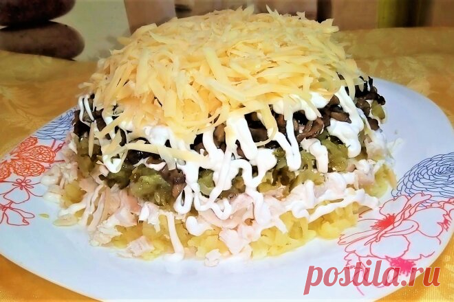 Салат с курицей и маринованными грибами на Новогодний стол, рецепт с фото пошагово и видео — Вкусо.ру Салат с маринованными шампиньонами и отварным куриным филе
Ингредиенты: шампиньоны маринованные, куриное филе, картофель, морковь, лук, майонез, соль, перец
Если хочется чего-то сытного, но не слишком тяжелого...
Тогда попробуйте этот простой и вкусный салатик!
Ингредиенты:
— шампиньоны – 250 гр; — филе куриное – 150 гр; — картофель – 2 шт; — морковь – 1 шт; — лук – 1 шт — соль – по вкусу; — м…