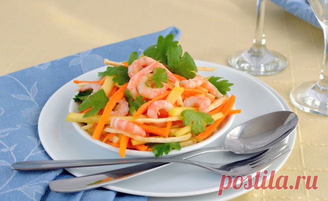 Салат с яблоками и креветками
На 3-4 порции
•	2 антоновки, натертые на терке
•	1 ст.л. белого винного уксуса
•	1 ст.л. оливкового масла
•	1 ч.л. меда
•	1 ст.л. свежего базилика и укропа
•	100 г очищенных креветок
•	200 г натертой моркови
В небольшой миске смешайте уксус с 1 ложкой оливкового масла, ложкой меда и базиликом. Положите туда креветки, яблоки, морковь и поставьте миску в холодильник на 20-30 минут. Подавайте салат на стол с белым хлебом.