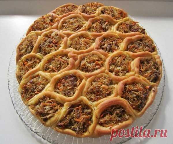 Самый оригинальный и вкусный пирог «Соты» 
Ингредиенты 
на тесто: 
Теплая вода — 300 мл 
Дрожжи сухие — 7 г 
Майонез — 3 ст. л. 
Яйца — 3 шт. 
Сахар — 1,5 ст. л. 
Пищевая сода — 1 ч. л. 
Мука — 800 г 
Растительное масло — 2 ст. л. 
Соль — 1 ч. л. 
на начинку: 
Мясной фарш — 250 г 
Квашеная капуста — 400 г 
Морковь — 2 шт. 
Растительное масло — 4–5 ст. л. 
Лук —1 шт. 
Сахар — 1 ч. л. 
Соль — 1 ч. л. 
пирог «Соты» 


Приготовление: 
1. Распустить дрожжи в 150 мл воды, добави...