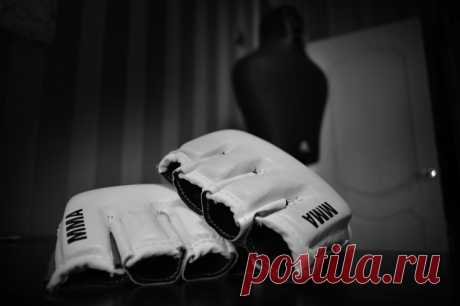 Россиянин Тюлюлин нокаутом проиграл бразильцу Родригесу на турнире UFC 292. Бразильский спортсмен одержал победу в первом раунде.