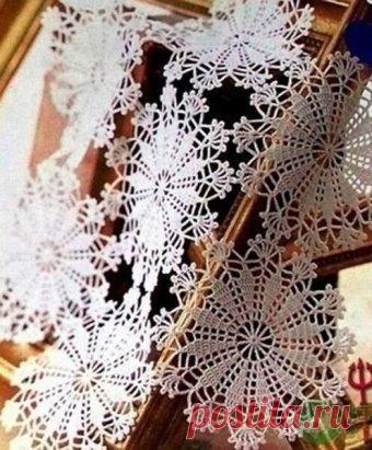 Ажурная салфетка вязаная крючком, схема по ссылке:   http://ru4kami.ru/vyazhem-dlya-doma/587-azhurnye-salfetki-kryuchkom.html