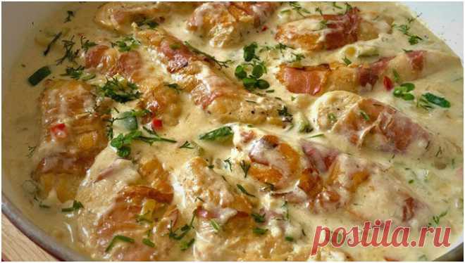 Hähnchen in cremiger Spinat-Parmesan-Soße Zutaten 400 g Hähnchenbrust 250 g Blattspinat, TK 100 ml Brühe 200 ml Sahne 8 Tomate(n), getrocknete in Öl 50 g Parmesan 1 Schalotte(n) 1 Knoblauchzehe(n) Salz und Pfeffer Oregano, getrocknet etwas Öl Zubereitung Den Spinat auftauen lassen und das überschüssige Wasser ausdrücken. Die Tomaten abtropfen lassen und in Scheiben schneiden. Die Schalotte und den Knoblauch schälen und klein schneiden. Das Fleisch waschen, trocknen und mit...