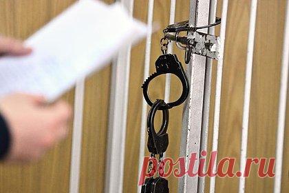 Прихожанин российского храма захлебнулся в купели и умер. В Калужской области тело мужчины обнаружили в купели храма Димитрия Солунского. Сообщается, что россиянин захлебнулся. Рядом с местом происшествия обнаружили бутылки из-под алкогольной продукции и сильнодействующие обезболивающие препараты. Погибший снимал жилье неподалеку и регулярно посещал храм.