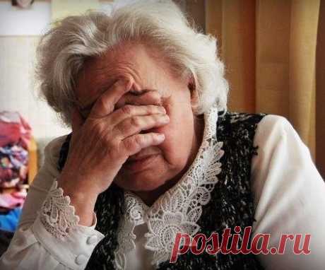Пенсии россиян могут уменьшить на 70%: нужен лишь повод Российская пенсионная система устроена так, что пенсии граждан могут не только выплачивать, повышать и индексировать, но еще и уменьшать. Накануне представители пенсионного фонда рассказали о случаях, в которых размер пенсии может быть урезан вплоть до 70%.