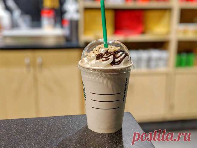 Фраппучино (Frappuccino) Фраппучи́но (англ. frappuccino) — холодный кофейный напиток, продающийся в мировой сети кофеен Starbucks. Название «фраппучино» получено путём сложения слов «фраппе»