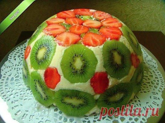 Легкий летний торт с клубникой и киви 
Ингредиенты:
бисквит – 3 яйца, 1ст. муки, 1ст. сахара
Суфле: сметана – 500 г
сахар – 1 ст.
желатин – 3 ст. л.
киви, клубника
Приготовление:
1. Испечь бисквит. Порезать на кубики.
2. Желатин залить 0,5 стакана холодной воды на полчаса. Сметану взбить с сахаром. Через 30 мин. желатин подогреть до полного растворения, но не доводя до кипения. Ввести в сметану желатин, постоянно помешивая. 
3. Застелить форму пищевой пленкой, на дно выложим нарезанные фрукт