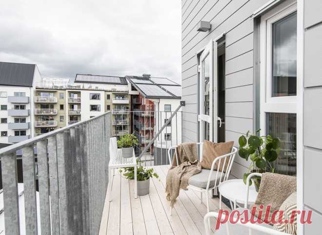 Класс! Маленькая скандинавская квартира с антресолью в светло-бежевых тонах