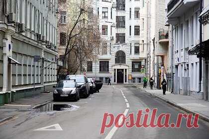 Названы районы Москвы с самой дорогой арендой жилья. В январе 2022 года больше всего за аренду жилья среди районов Москвы придется отдать за квартиру на Арбате — средний размер ежемесячного платежа достиг 95,1 тысячи рублей. Другие районы столицы с самой дорогой арендой назвали эксперты «Циан.Аналитики». Второе место рейтинга занял район Якиманка.