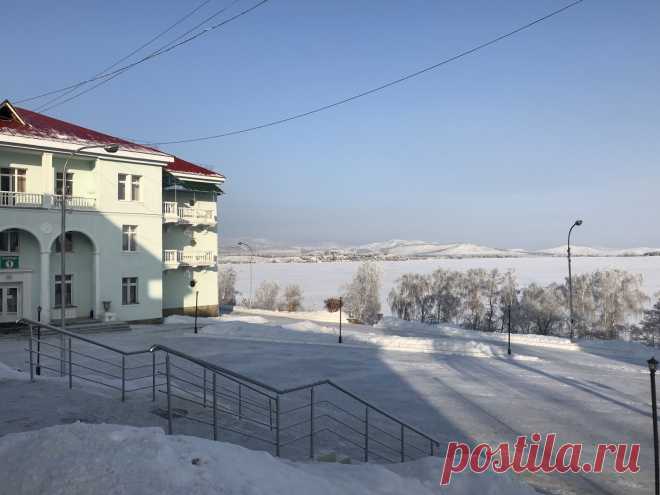 «Песня горнолыжников Абзаково». Слова и музыка Валентина Кривощекова. Аранжировка Владимира Сидорова. Исполняет хор мальчиков «Соловушки Магнитки» под руководством Александра Никитина. 2003.