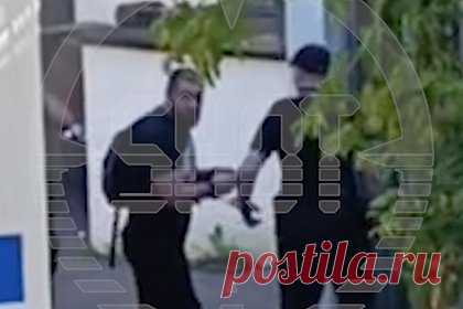 Доставленный в Москву фигурант дела о взрыве на АЗС в Махачкале попал на видео. Конвой доставил в московский суд фигуранта уголовного дела о взрыве на АЗС в Махачкале Эльдара Насрулаева. На кадрах виден автозак, из которого конвоиры выводят в наручниках бородатого мужчину и заводят его в здание. Суд должен избрать Насрулаеву меру пресечения. Его задержали 16 августа. Он арендовал помещение.