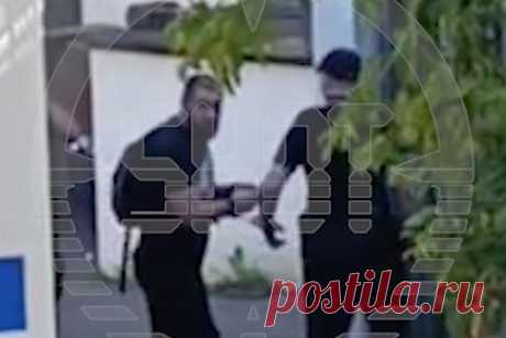 Доставленный в Москву фигурант дела о взрыве на АЗС в Махачкале попал на видео. Конвой доставил в московский суд фигуранта уголовного дела о взрыве на АЗС в Махачкале Эльдара Насрулаева. На кадрах виден автозак, из которого конвоиры выводят в наручниках бородатого мужчину и заводят его в здание. Суд должен избрать Насрулаеву меру пресечения. Его задержали 16 августа. Он арендовал помещение.