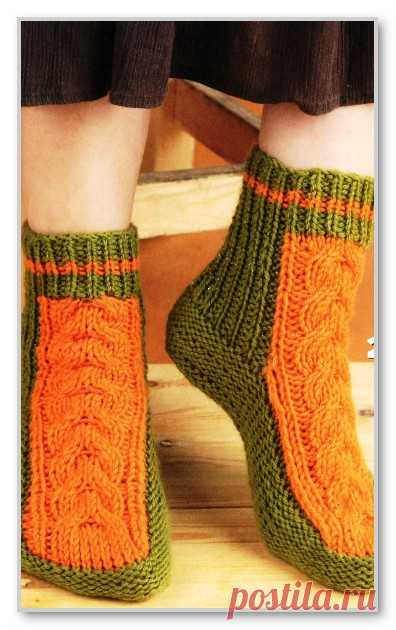 Вязание спицами. Описание женской модели со схемой и выкройкой. Двухцветные носки с косами. Размеры: 37-38