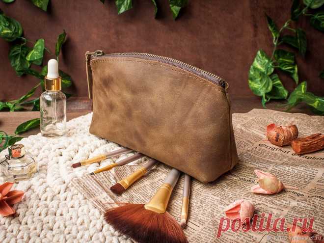 Косметичка - верный друг и незаменимый помощник каждой девушки.

Руководствуясь именно этой мыслью мы разработали для вас идеальную по соотношению качество-удобство косметичку ROSE из первоклассной натуральной кожи.

Этот женственный аксессуар упорядочит всю вашу косметику внутри сумочки, в одном месте, чтобы она всегда была под рукой, а также сбережет ее от повреждений. Изделие надежно закрывается на молнию, его конструкция удобна и практична.