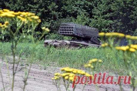 В Минобороны рассказали о новых программах для «Солнцепеков». Экипажи тяжелых огнеметных систем ТОС-1А «Солнцепек» Воздушно-десантных войск (ВДВ) России применяют новейшие программные решения для привязки к местности при ведении стрельбы. Контроль и корректировка поражаемых целей проводится расчетами БПЛА, которые в режиме реального времени передают результаты поражения дальше.