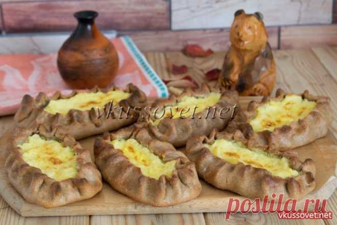 Калитки с картошкой (карельские) Рецепт приготовления карельских калиток с картофелем. Карельские калитки – это традиционная карельская открытая выпечка из ржаной муки с различной начинкой: крупяной, картофельной или ягодной. В остальной части России такую выпечку всегда называли попросту – шаньги