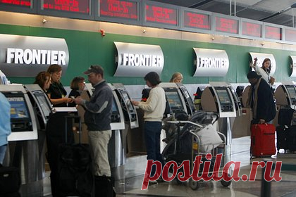 В США выяснили причину дотошной проверки размеров ручной клади пассажиров. Frontier Airlines подверглась критике после того, как выяснилось, что сотрудники перевозчика получают бонус в размере 10 долларов (750 рублей), когда взимают с пассажира плату за негабаритную ручную кладь. Истинную причину дотошной проверки размеров багажа пассажиров узнала журналистка из Солт-Лейк-Сити Дайана Вилла.