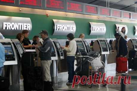 В США выяснили причину дотошной проверки размеров ручной клади пассажиров. Frontier Airlines подверглась критике после того, как выяснилось, что сотрудники перевозчика получают бонус в размере 10 долларов (750 рублей), когда взимают с пассажира плату за негабаритную ручную кладь. Истинную причину дотошной проверки размеров багажа пассажиров узнала журналистка из Солт-Лейк-Сити Дайана Вилла.