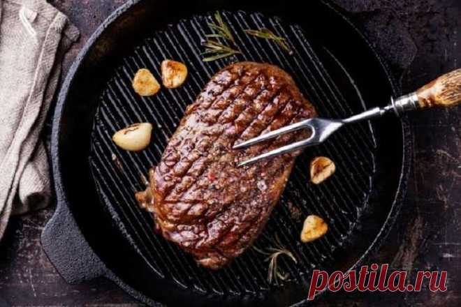 Хотите чтобы мясо после жарки было мягким. Посыпьте пищевой содой