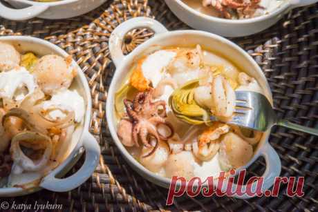 Итальянские Антипасти: Артишоки с морепродуктами и Моцареллой Антипасти, или немного холодные и горячие закуски подавали перед основным блюдом с намерением, чтобы подогреть аппетит. Современные привычки в еде изменились. Множество мелких пластин часто номе...