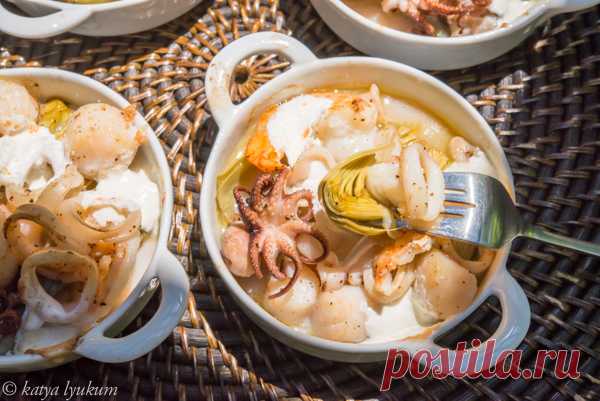 Итальянские Антипасти: Артишоки с морепродуктами и Моцареллой Антипасти, или немного холодные и горячие закуски подавали перед основным блюдом с намерением, чтобы подогреть аппетит. Современные привычки в еде изменились. Множество мелких пластин часто номе...