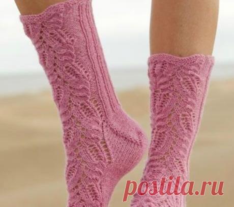 Красивое вязание | Вязаные спицами носки с ажурным узором Think Pink от DROPS Design.