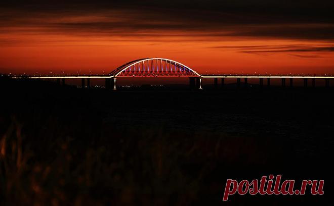 Сальдо сообщил о перехвате летевшей к Крымскому мосту ракеты. Российские средства ПВО сбили ракету ATACMS, летевшую в сторону Крымского моста, над акваторией Азовского моря, сообщил в телеграм-канале губернатор Херсонской области Владимир Сальдо.