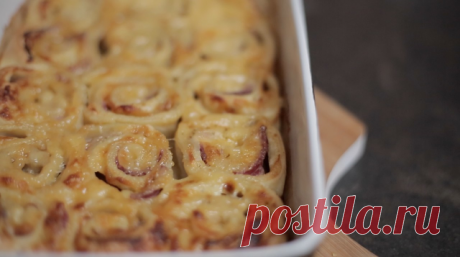 Быстрые рулетики с ветчиной и сыром
#рецепты
 
Ингредиенты:
Пачка слоеного теста - 500 гТвердый сыр - 12 слайсовВетчина - 16 слайсовОрегано - 1 ч. л.Сливочное масло - 1 ст. л.Сахар - 2 ст. л.Горчица - 2 ст. л.
Приготовление:
1. Тонко раскатайте тесто2. Выложите ветчину, затем сыр, присыпьте орегано.3. Сверните плотный ролл.4. Нарежьте и выложите в форму.5. Масло, сахар и горчицу растопите.6. Полейте рулетик соусом.7. Выпекайте 25 минут при 180 C.