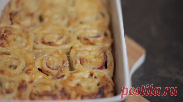 Быстрые рулетики с ветчиной и сыром
#рецепты
 
Ингредиенты:
Пачка слоеного теста - 500 гТвердый сыр - 12 слайсовВетчина - 16 слайсовОрегано - 1 ч. л.Сливочное масло - 1 ст. л.Сахар - 2 ст. л.Горчица - 2 ст. л.
Приготовление:
1. Тонко раскатайте тесто2. Выложите ветчину, затем сыр, присыпьте орегано.3. Сверните плотный ролл.4. Нарежьте и выложите в форму.5. Масло, сахар и горчицу растопите.6. Полейте рулетик соусом.7. Выпекайте 25 минут при 180 C.