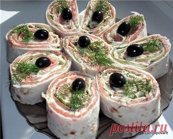 Закуски из лаваша. 13 вариантов

Развернуть лаваш (тонкий), положить на него начинку и свернуть рулетиками или конвертиками. Дать пропитаться 30 минут.
Выложить на тарелку и украсить зеленью. Можно нарезать ломтиками.

Начинки для лаваша:

1. 1 упаковку крабовых палочек измельчить. Добавить зелень петрушки и укропа, чеснок и майонез по вкусу. Начинка не должна быть жидкой.
Добавить 100 г тертого сыра и перемешать.

2. 200 г творога смешать с чесноком, зеленью укропа. Добав...