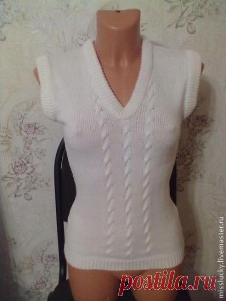 Мягкая, нежная жилетка связана из высококачественной Турецкой полушерстяной пряжи, удобная, классическая модель, можно носить с блузкой, рубашкой, водолазкой.
На заказ выполню другие размеры и любые цвета, срок изготовления при наличии нужного цвета пряжи - 1 день.