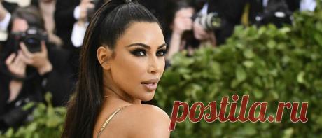 Официально: Ким Кардашьян стала миллиардершей
Журнал Forbes официально включил 40-летнюю Ким Кардашьян в список миллиардеров планеты. Она стала одной из самых богатых женщин. При этом, еще в октябре прошлого года ее состояние оценивалось в 780 миллионов долларов, но уже в этом году ее доход составляет миллиард. Своим заработком телезвезда обязана двум бизнесам. Так, она владеет косметической маркой KKW Beauty и […]
Читай дальше на сайте. Жми подробнее ➡