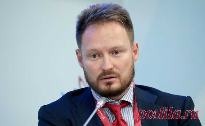 Глеб Франк продал рыбопромышленный и крабовый бизнес. Предприниматель Глеб Франк продал контрольные доли в группе компаний «Русский Краб» (70,1%) и «Русская рыбопромышленная компания» (РРПК, 70,09%), а также в «Роквелл Капитал».