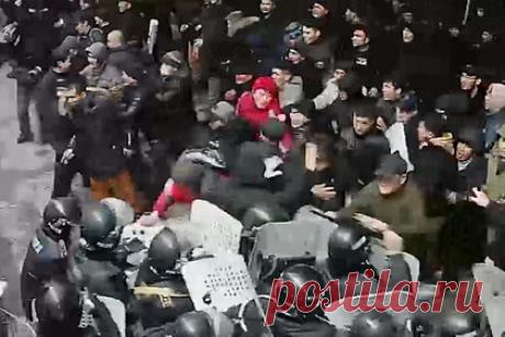 Опубликованы новые кадры захвата акимата Алма-Аты. Появились новые кадры захвата здания акимата (администрации) Алма-Аты во время январских беспорядков. Видеозапись обнародовала Генеральная прокуратура Казахстана. На кадрах, в частности, запечатлены драки протестующих с силовиками, вооруженными щитами и дубинками.