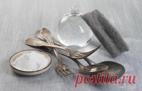 Для чистки серебра 
Чтобы отчистить потемневшее серебро, хорошенько натрите его содовой кашицей, оставьте на час-два, затем промойте проточной водой и насухо вытрите. Для приготовления кашицы просто смешайте соду с небольшим количеством воды