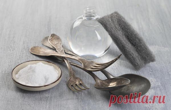 Для чистки серебра 
Чтобы отчистить потемневшее серебро, хорошенько натрите его содовой кашицей, оставьте на час-два, затем промойте проточной водой и насухо вытрите. Для приготовления кашицы просто смешайте соду с небольшим количеством воды