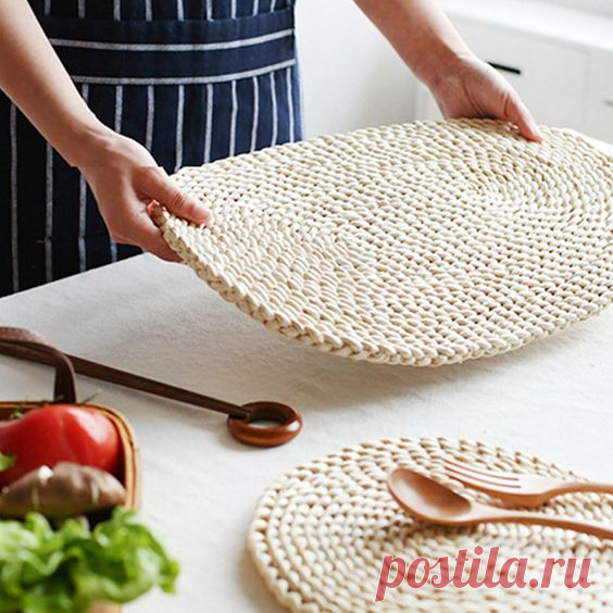 Салфетки связанные спицами и крючком - для оформления и сервировки стола. Идеи для воплощения.  Автор: Виктория Косова Салфетки на стол, связанные спицами... и крючком Салфетки для кухни, связанные крючком... и спицами Очень красивые салфетки, связанные разными техниками. Изысканные узоры салфеток. Приёмы вязания салфеток спицами и крючком. Стильные идеи оформления салфеток к празднику.