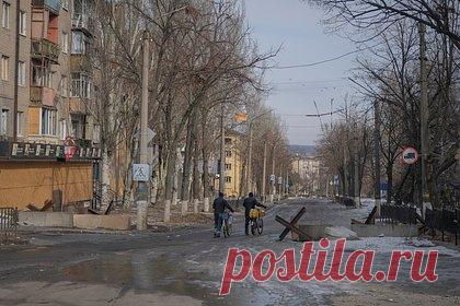 Стало известно о взрыве украинцами дамбы в Артемовске и затоплении ряда улиц. Военнослужащие Вооруженных сил Украины взорвали дамбу в Артемовске, в результате чего ряд улиц оказались затоплены. Отмечается, что это произошло на фоне успехов российских сил в Ягодном, при этом, на северном участке фронта постепенно создается угроза окружения города.