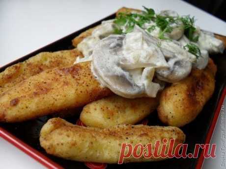 Оригинальная и простая закуска - картофельные палочки с грибами Ингредиенты: - Картофель – 400-500 г - Грибы (у меня шампиньоны) – 350 г - Лук – 2 головки - Куриное яйцо – 1 шт. - Мука – 50-70 г - Панировочные сухари – 3 ст. ложки - Растительное масло – ½ стакана - Сметана – 100 г - Зелень - Соль, черный молотый перец. Приготовление: Картофель очистить и отварить до готовности. Тем временем одну луковицу нужно мелко нарезать и обжарить в растительном масле до золотистого цвета. В другой…