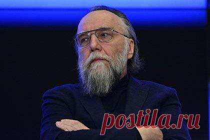 Философ Дугин появился в зале суда по делу о взрыве автомобиля дочери. Философ Александр Дугин появился в Нагатинском суде Москвы, где проходит процесс над соучастниками по делу о взрыве автомобиля его дочери. Мужчина выступает в качестве потерпевшего по делу. Подозреваемыми в подрыве проходят ранее судимый Даниил Чоудхури и бывший полицейский Иван Рыбин.