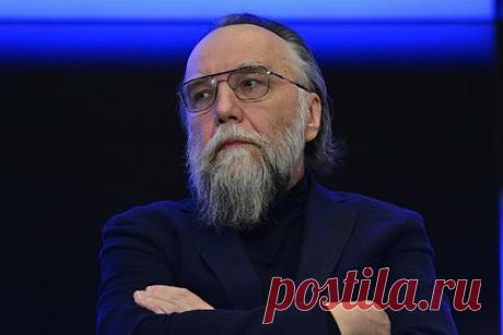 Философ Дугин появился в зале суда по делу о взрыве автомобиля дочери. Философ Александр Дугин появился в Нагатинском суде Москвы, где проходит процесс над соучастниками по делу о взрыве автомобиля его дочери. Мужчина выступает в качестве потерпевшего по делу. Подозреваемыми в подрыве проходят ранее судимый Даниил Чоудхури и бывший полицейский Иван Рыбин.