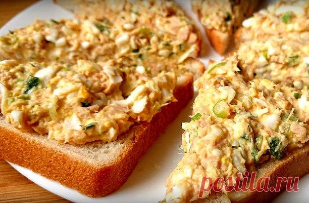 Бюджетная намазка на хлеб.
1 банка шпрот
2 варёных яйца
1 крупная вареная морковка
1 плавленный сырок
1 крупная луковица
1 ст.л. сахара
1 ст.л. уксуса
0.5 ч.л. соли
2-3 ст.л. майонеза
Укроп

Шпроты открываем, сливаем масло, а рыбку разминаем
вилкой. На мелкой тёрке трем морковку, сырок и яйца. Луковицу режем мелкими кубиками, заливаем кипятком, добавляем соль, сахар, уксус. Оставляем на 15 минут мариноваться. Потом жидкость сливаем.
Добавляем лук к остальным ингредиентам. ...