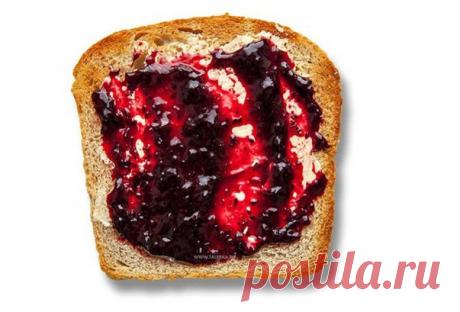 Не всегда в холодильнике был торт, а вот домашнее варенье в кладовке отыскать можно было. Приходилось импровизировать: отрезался кусок батона, намазывался маслом и сверху клался большой слой варенья. Вкуснятина, что невозможно остановиться. Кто тогда думал о фигуре?