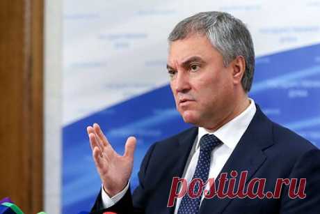 Володин назвал главные ошибки Зеленского на посту президента Украины. Владимир Зеленский на посту президента Украины вместо проведения независимой политики во всем ориентируется на Запад, он отказался от прямого диалога с Донецкой и Луганской народными республиками (ДНР и ЛНР). Об этих главных ошибках украинского лидера рассказал спикер Государственной Думы Вячеслав Володин.